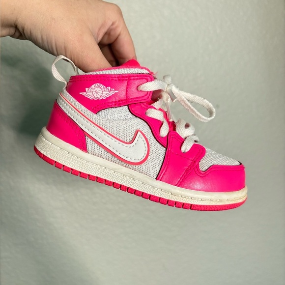 Jordan 1 Mid Hyper Pink White 7C - Picture 1 of 7